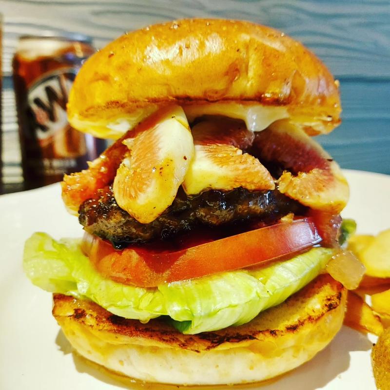 ゴルゴンゾーラハニーとダブルいちじくバーガー(だるま珈琲)