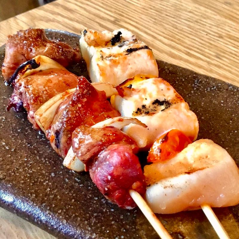 朝引き鶏の串5種盛り(一部)(炭火バル あじと)