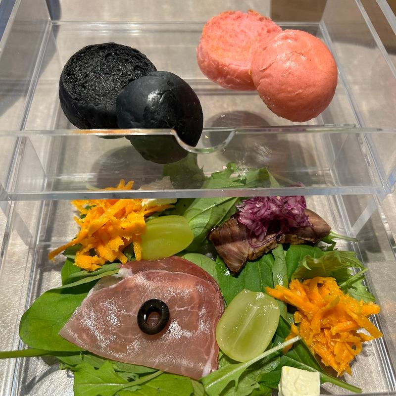 ミニカラフルバンズとフルーツ入りサラダの前菜（宮崎牛A5自家製ローストビーフ、生ハム乗せ）(和韓焼肉 イルソ×イルロ)