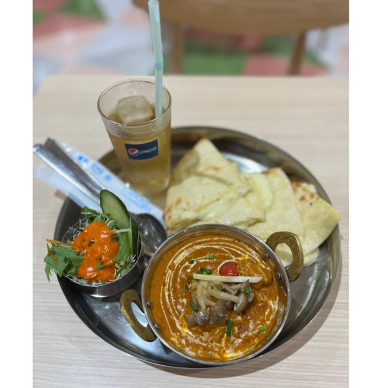 チキンとキノコのカレーとチーズナン(クレイジースパイス広島アルパーク店)