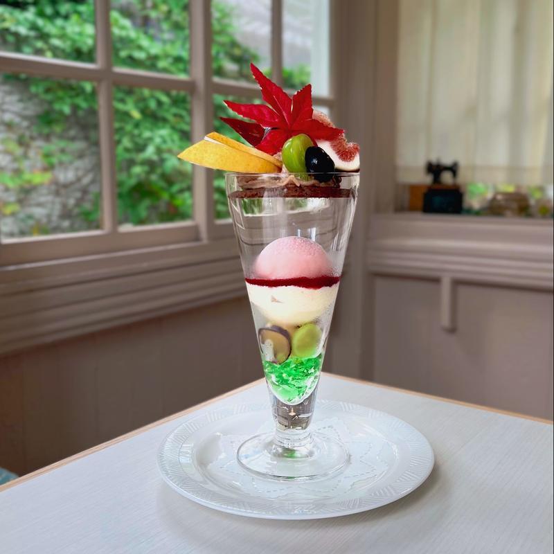 秋のフルーツとモンブランのパフェ(北野異人館 旧ムーア邸)