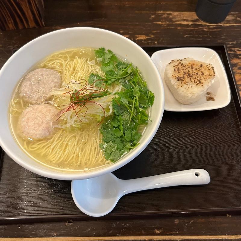 あら炊き塩らぁめん　へしこおにぎり付き　＋パクチー(麺屋 海神 新宿店)