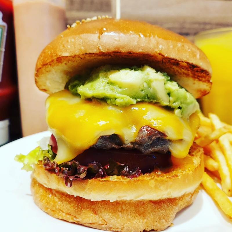 アボカドコルビージャックチーズバーガー(3000日かけて完成した極上ハンバーガー本町靭公園店)