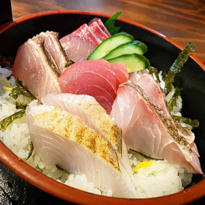 海鮮丼ハーフ(旨いもん市場 海月丸 )