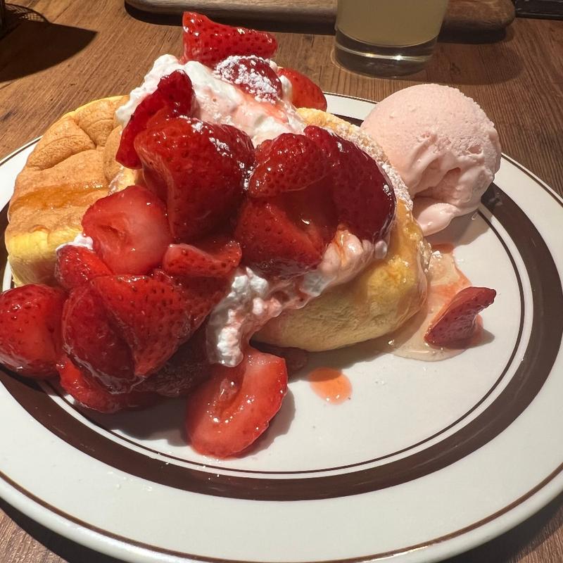 ストロベリー＆クリームパンケーキ(ヴィレッジヴァンガードダイナー吉祥寺店)