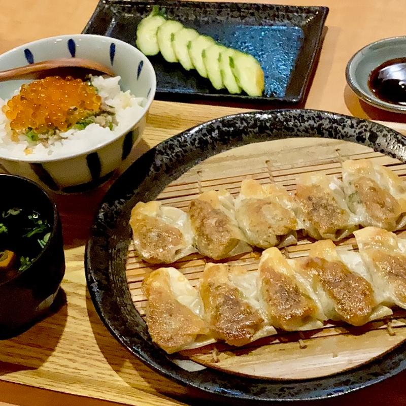 C 焼き餃子10個+ミニいくら丼(味餃子専門店 味奉行)