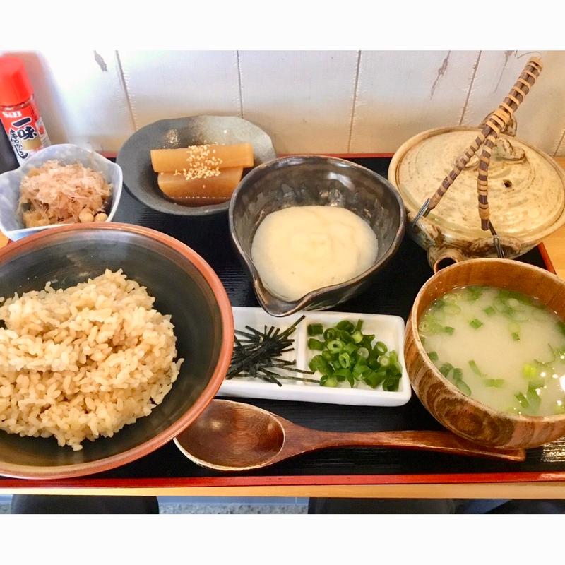 特製出汁と国産とろろ玄米定食(玄米専門店 稲妻家)