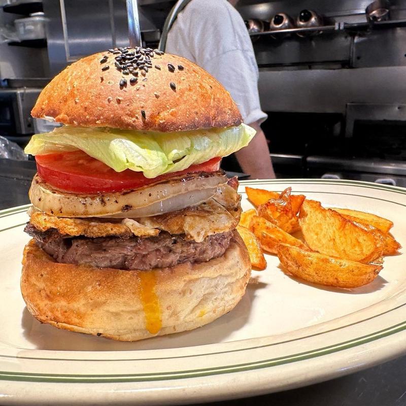 グリルオニオンバーガー ベーコン エッグ(マンチズ バーガー シャック （MUNCH'S BURGER SHACK）)