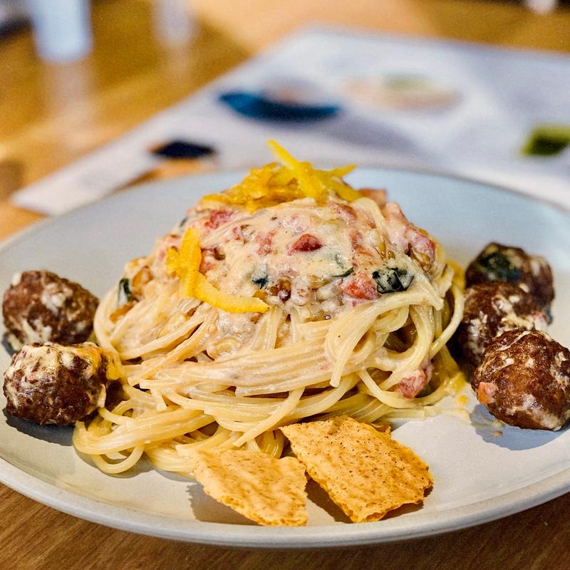 鶏ミートボールのゆずクリームスパゲッティ 酒かすチップを添えて(みんなの工場（SHIRO）)