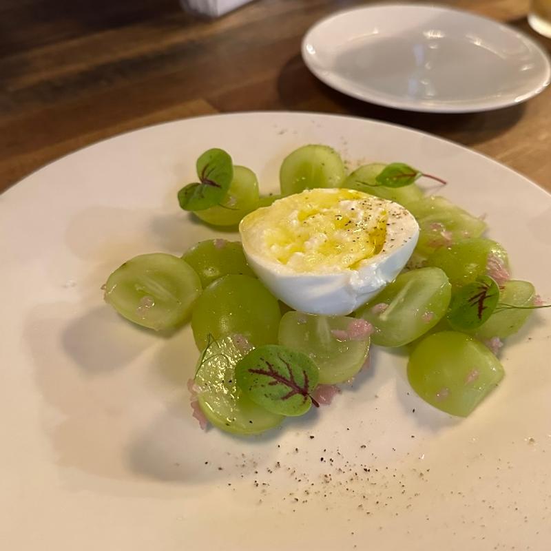 シャインマスカットとブッラータチーズのサラダ(aux【auxiliary】オグジュアリー)