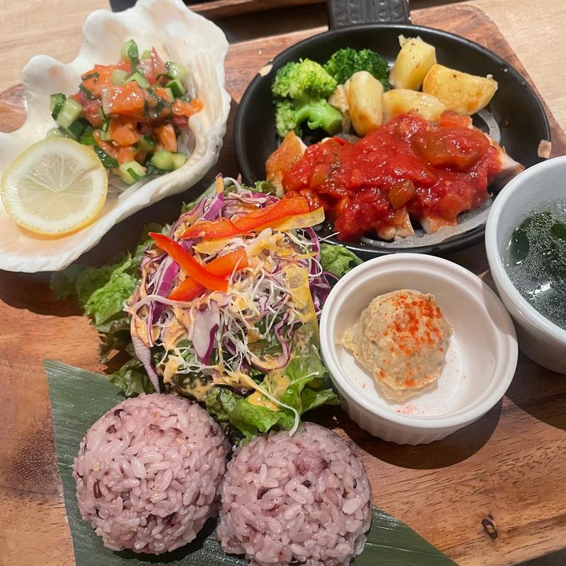 トマトチキンステーキプレート(モアナキッチンカフェ 有楽町イトシア店)