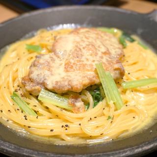 “一枚チキン”のカルボナーラ(てっぱんのスパゲッティ ミーナ天神店 Teppan no Spaghetti in Mina Tenjin)