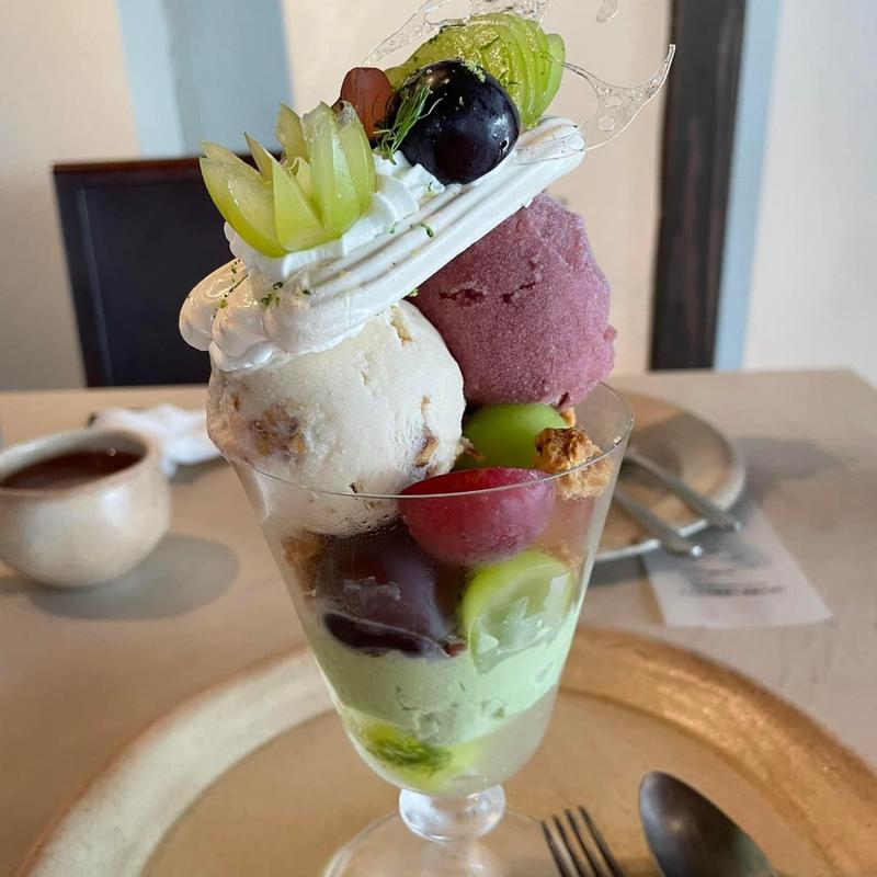 3色の葡萄と胡椒のパフェ(Parfait tokidoki)