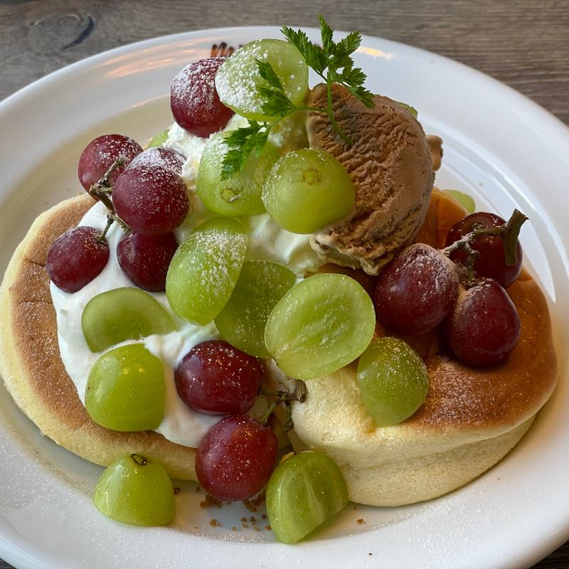 山梨県産シャインマスカットのパンケーキ(メレンゲ マリン&ウォーク横浜店)