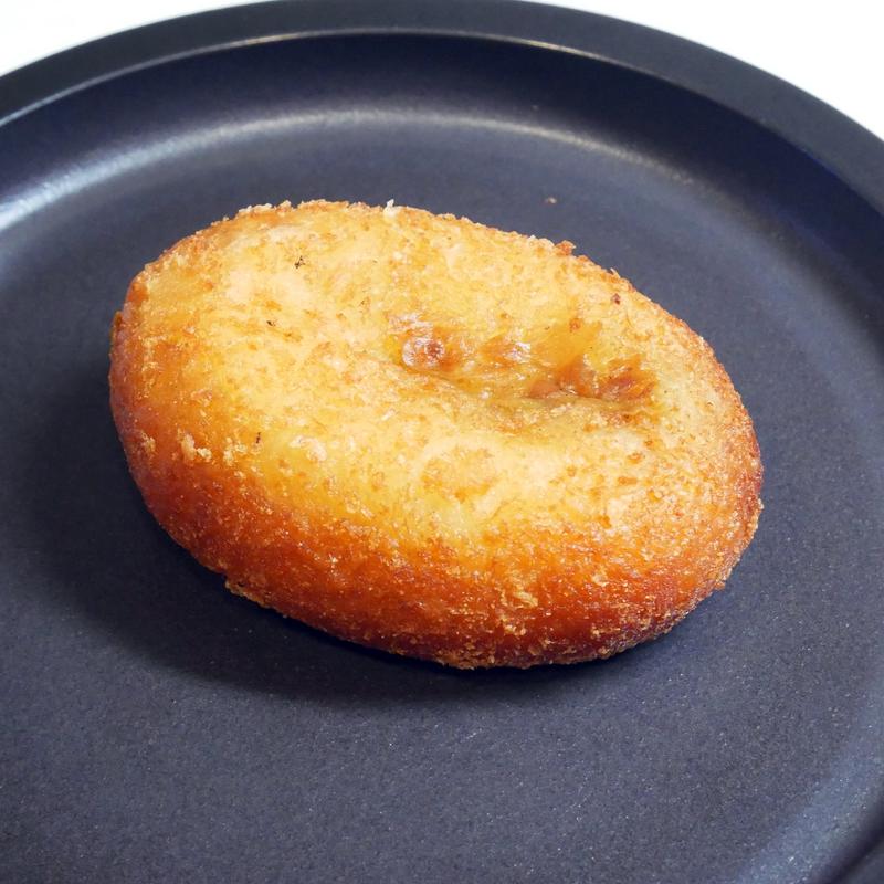 北海道十勝モッツアレラチーズカレーパン(キタキツネのしっぽ)