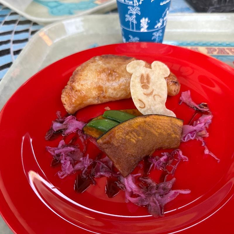 エビとラタトゥイユのパイ包み、ベジタブルマリネ添え(ディズニーランド プラザパビリオン・レストラン)