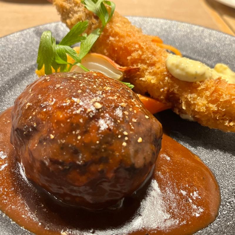 ジャンボ海老フライとハンバーグ　250g(洋食コノヨシ 白石駅前店)