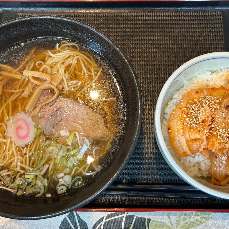 ランチ（豚キムチ丼とラーメン）(成木食堂 )