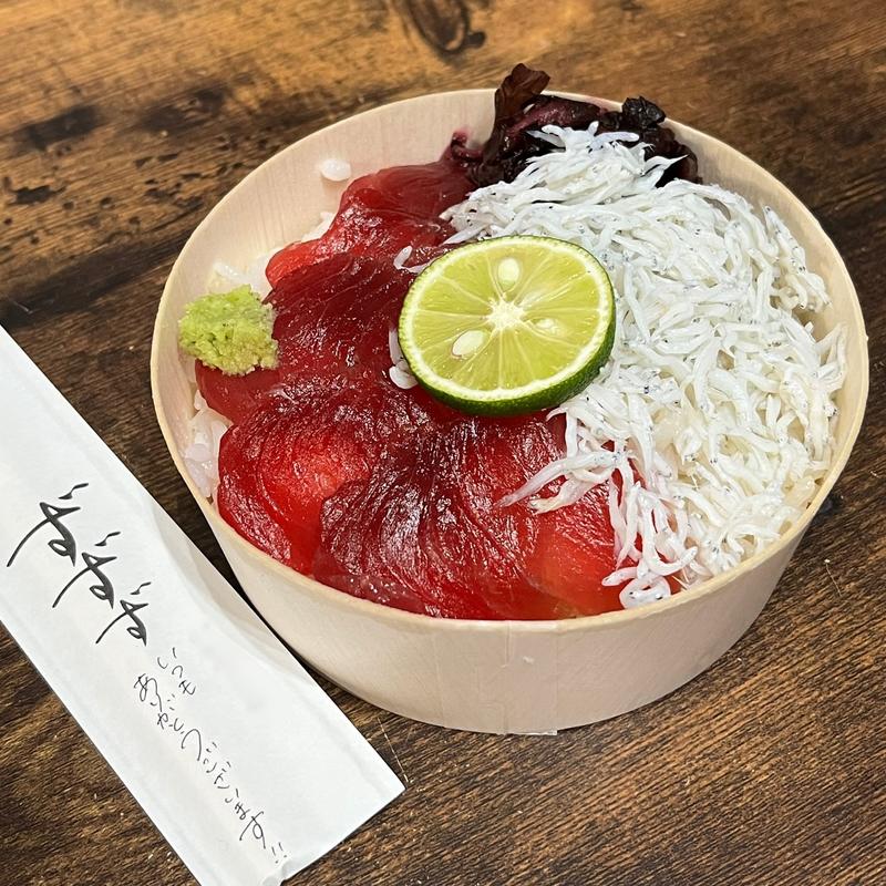 本鮪赤身としらすの二色わっぱ(呑場 ずずず)