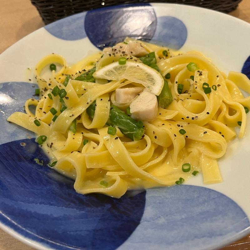 蒸し鶏とグリーンアスパラのレモンクリームソース(鎌倉パスタ カレッタ汐留店)