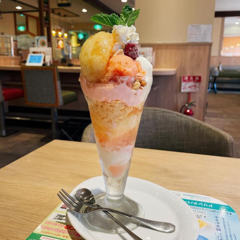 フレッシュ桃のザ・サンデー(デニーズ高井戸店)