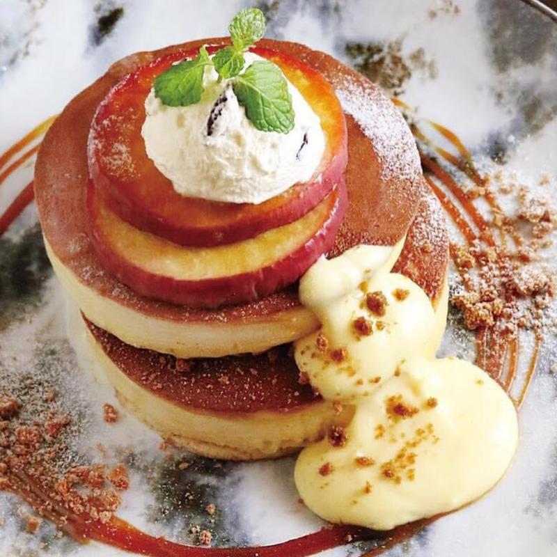 焼き林檎のラムレーズンアイスのパンケーキ(MARFA CAFÉ)