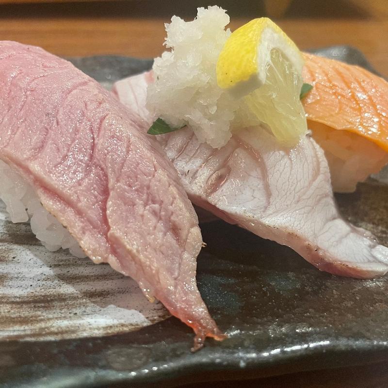 おすすめ三貫盛　炙りづくし（中トロ、白身、サーモン）(回転さかなや鮨　魚忠 今池店 （うおちゅう）)