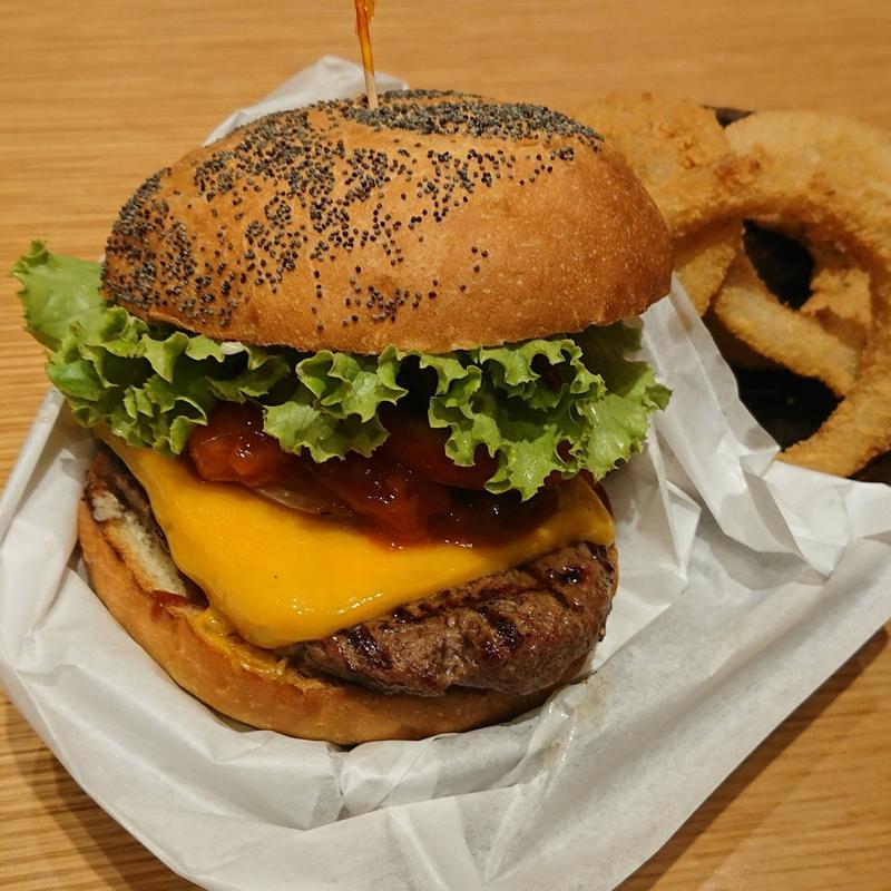 厚切りチェダースパイシーバーガー(KUA`AINA イクスピアリ店)