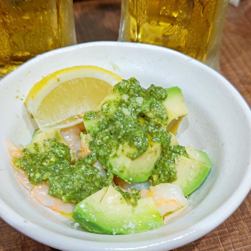 海老とアボカドのジェノベーゼ風(格安ビールと鉄鍋餃子 3・6・5酒場関内店)