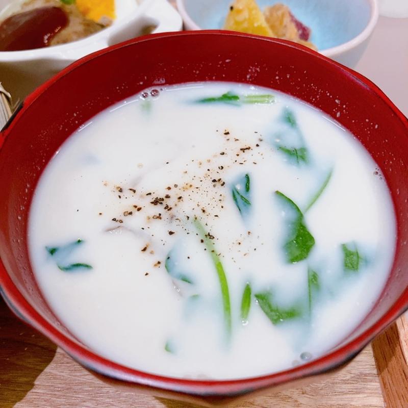 きのことほうれん草の豆乳チーズ味噌汁（さとやまランチ）(Tabi Labo CAFE)