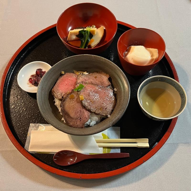 ローストビーフ丼(古民家レストラン 珠洲織陶苑 典座 （すずしょくとうえんてんぞ）)