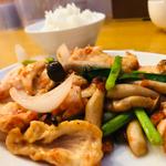 鶏胸肉とイカの紅麹炒め(家常菜 博朱)