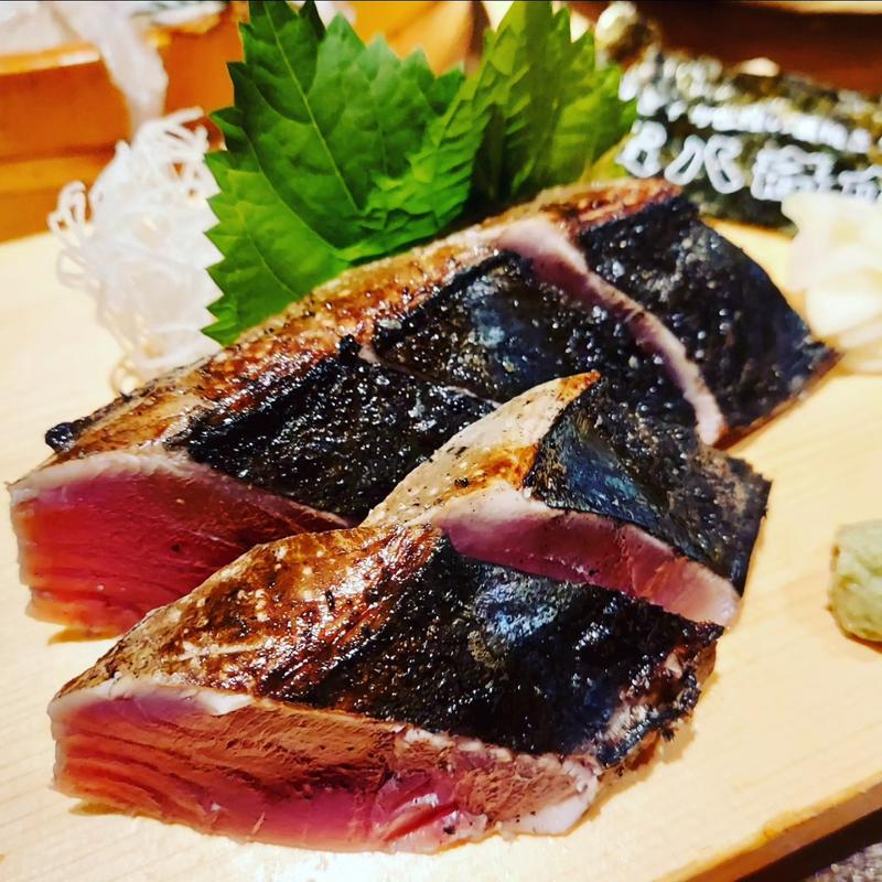 気仙沼産　鰹の藁焼きタタキ（塩タタキ）(寅八商店 梅田店)