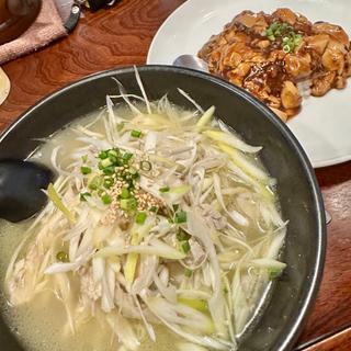 鶏ネギ塩そばと麻婆丼(東方廳 田町店 （ドンファンティン）)