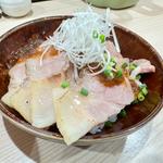 ローストポークステーキソース丼(ラーメン専科 竹末食堂)