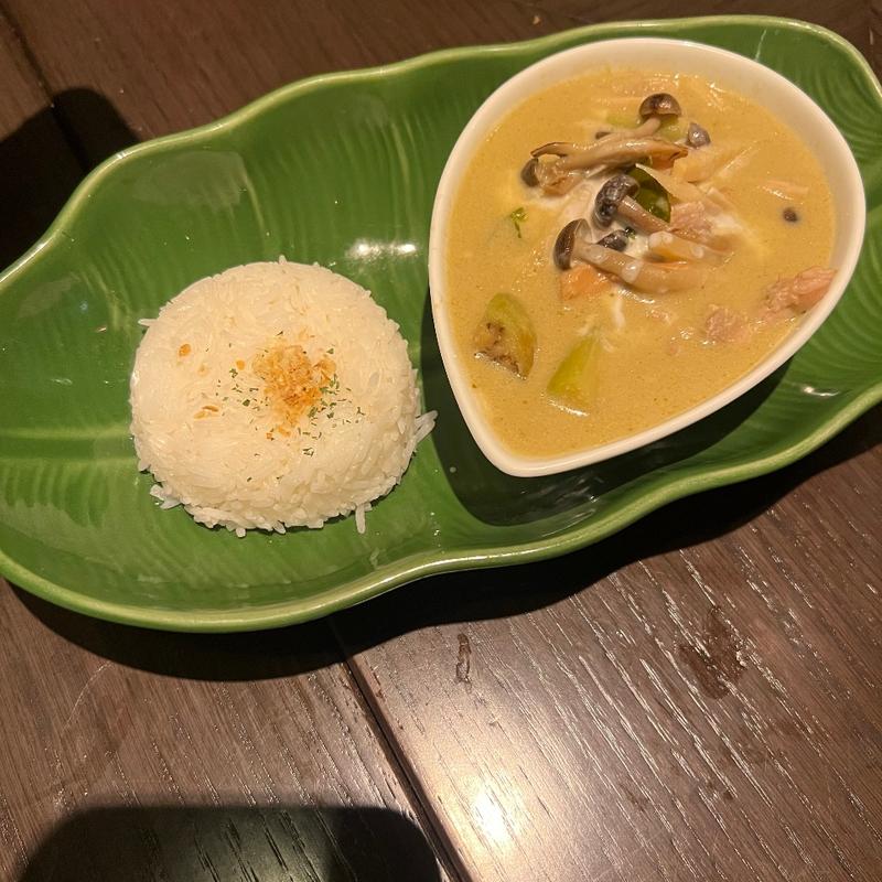 鶏肉とナスのグリーンカレー(Bai toong（バイトーン）)