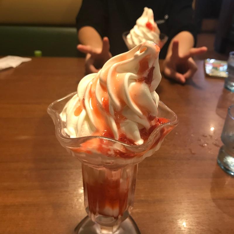 ストロベリーソフト(白玉入り)(びっくりドンキー 大東店)