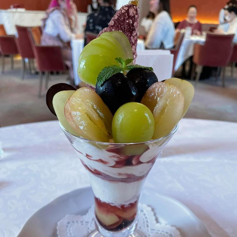 シャインマスカットと3種の葡萄パフェ(資生堂パーラー サロン・ド・カフェ 銀座本店)