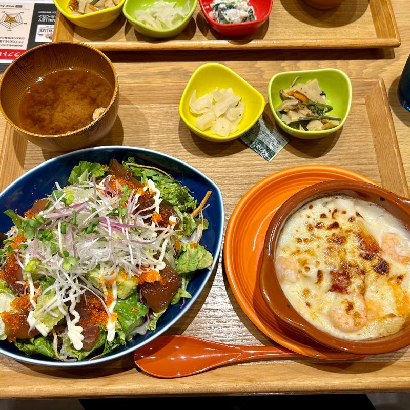 焼津港まぐろとアボカドのサラダご飯(chawan シャポー船橋店)