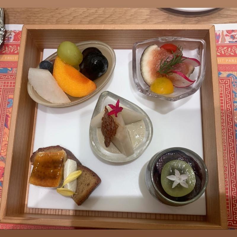 組子箱に入ったプティフールと 季節のフルーツのミニパフェ 紅茶またはコーヒー付き(水信フルーツパーラー)