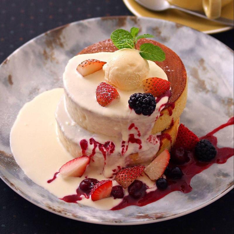 クリーミーチーズソースと苺と冬ベリーのパンケーキ(MARFA CAFÉ)