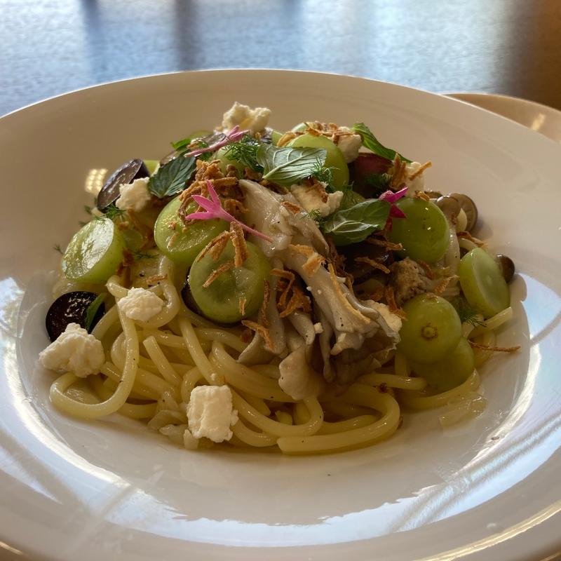 ぶどうとキノコの冷製パスタ(フルーツ王国 ガイア たべterrace)