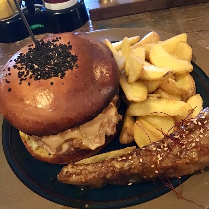 クラシックチーズバーガーとスペアリブとフライドポテトのセット(IAKATORIH ✕ Diner JOY)