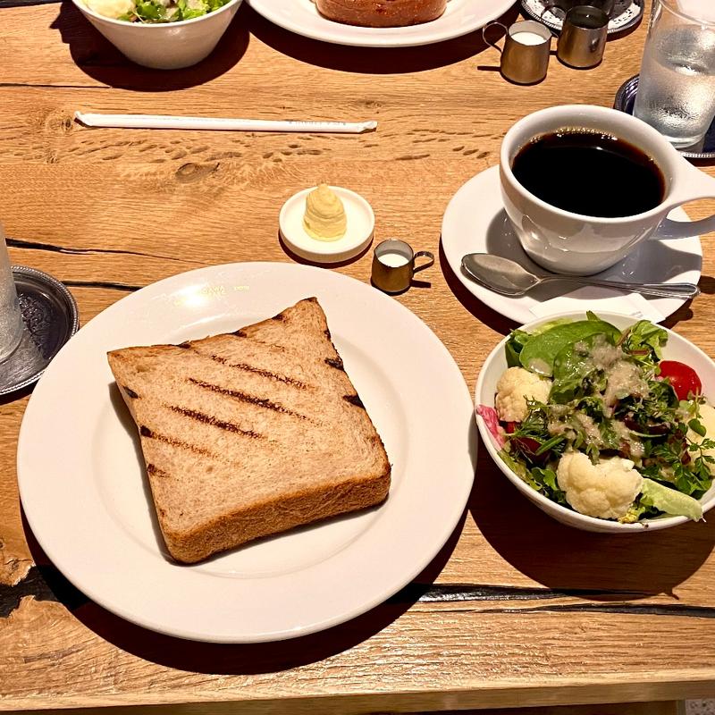 炭焼きトースト　糀バターと季節のサラダ(小川珈琲 堺町錦店)