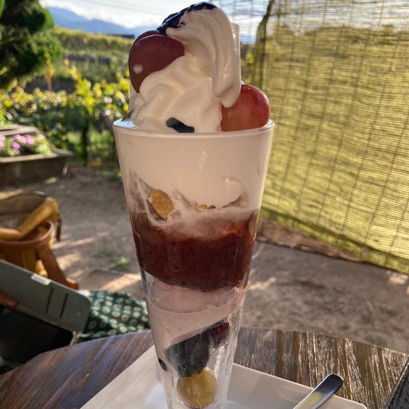 ブドウパフェ(Katsunuma 縁側茶房 （カツヌマ エンガワサボウ）)