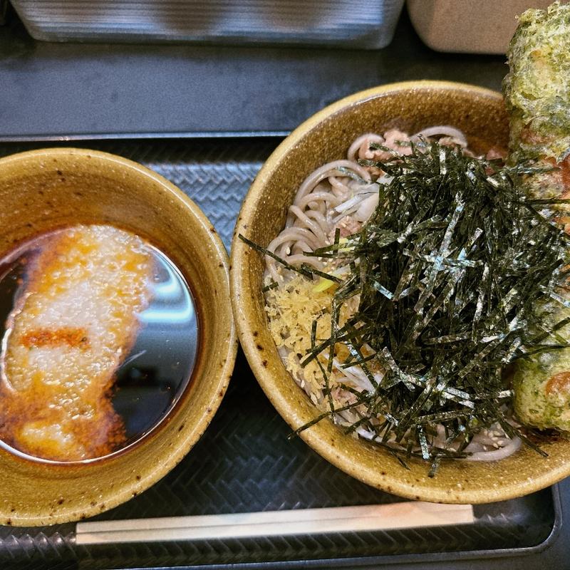 トロロ肉そば大盛り、ちくわ天(なぜ蕎麦にラー油を入れるのか。新橋店)