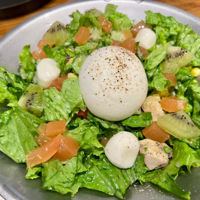 ブラータチーズとキウイのサラダ(D.I.Y. Salad ＆ Delicatessen)