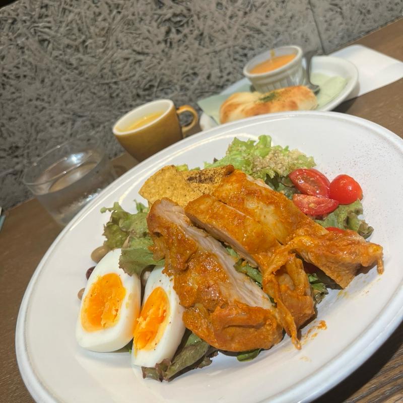 タンドリーチキンのコブサラダ(パティスリー＆カフェ デリーモ 東京ミッドタウン日比谷店)