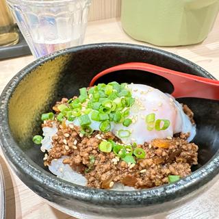 牛挽肉と温玉丼(ラーメン専科 竹末食堂)