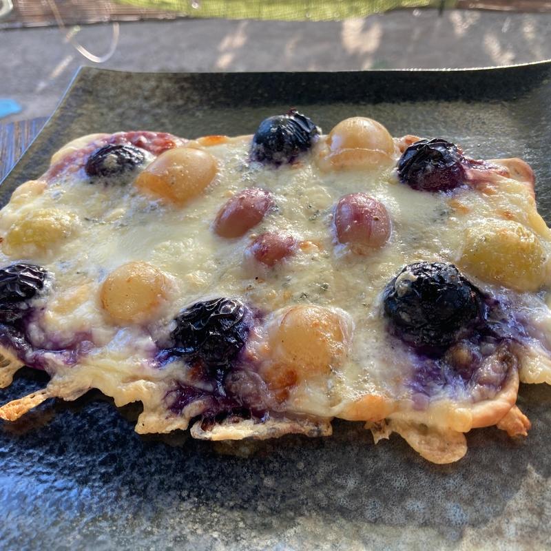 ぶどうのピザ(Katsunuma 縁側茶房 （カツヌマ エンガワサボウ）)